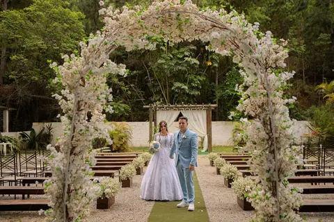 As melhores ideias e inspirações criativas de fotos de casamento registradas por fotógrafos profissionais de eventos da empresa Criativus Foto e Vídeo no Espaço Lindo Sítio & Eventos: Fotos do protocolares apenas os noivos'