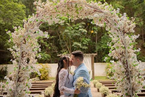 As melhores ideias e inspirações criativas de fotos de casamento registradas por fotógrafos profissionais de eventos da empresa Criativus Foto e Vídeo no Espaço Lindo Sítio & Eventos: Fotos do protocolares apenas os noivos'