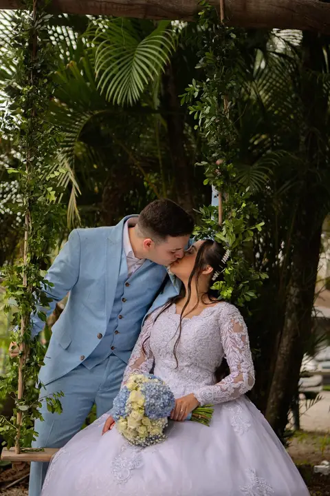 As melhores ideias e inspirações criativas de fotos de casamento registradas por fotógrafos profissionais de eventos da empresa Criativus Foto e Vídeo no Espaço Lindo Sítio & Eventos: Fotos do protocolares apenas os noivos'