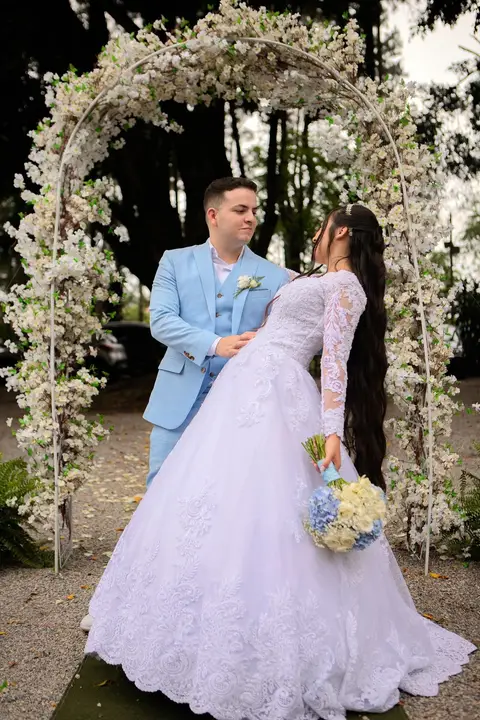 As melhores ideias e inspirações criativas de fotos de casamento registradas por fotógrafos profissionais de eventos da empresa Criativus Foto e Vídeo no Espaço Lindo Sítio & Eventos: Fotos do protocolares apenas os noivos'