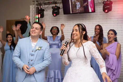As melhores ideias e inspirações criativas de fotos de casamento registradas por fotógrafos profissionais de eventos da empresa Criativus Foto e Vídeo no Espaço Lindo Sítio & Eventos: Fotos na festa recepção'