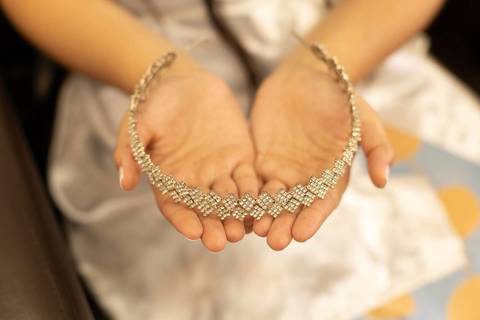 As melhores ideias e inspirações criativas de fotos de casamento registradas por fotógrafos profissionais de eventos da empresa Criativus Foto e Vídeo no Espaço Lindo Sítio & Eventos: Fotos do making of da noiva'