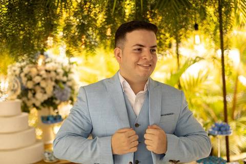 As melhores ideias e inspirações criativas de fotos de casamento registradas por fotógrafos profissionais de eventos da empresa Criativus Foto e Vídeo no Espaço Lindo Sítio & Eventos: Fotos do making of do noivo'