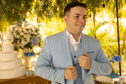As melhores ideias e inspirações criativas de fotos de casamento registradas por fotógrafos profissionais de eventos da empresa Criativus Foto e Vídeo no Espaço Lindo Sítio & Eventos: Fotos do making of do noivo'