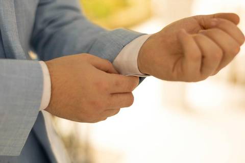 As melhores ideias e inspirações criativas de fotos de casamento registradas por fotógrafos profissionais de eventos da empresa Criativus Foto e Vídeo no Espaço Lindo Sítio & Eventos: Fotos do making of do noivo'