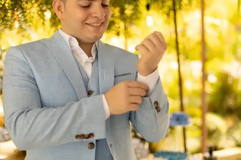 As melhores ideias e inspirações criativas de fotos de casamento registradas por fotógrafos profissionais de eventos da empresa Criativus Foto e Vídeo no Espaço Lindo Sítio & Eventos: Fotos do making of do noivo'