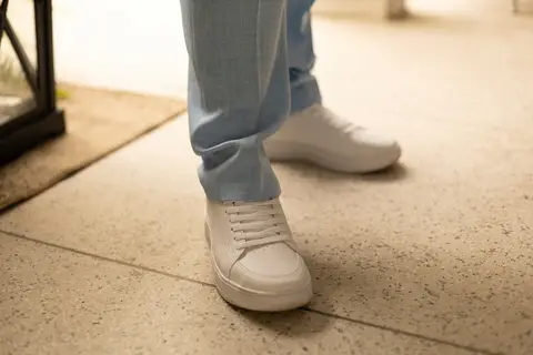 As melhores ideias e inspirações criativas de fotos de casamento registradas por fotógrafos profissionais de eventos da empresa Criativus Foto e Vídeo no Espaço Lindo Sítio & Eventos: Fotos do making of do noivo'