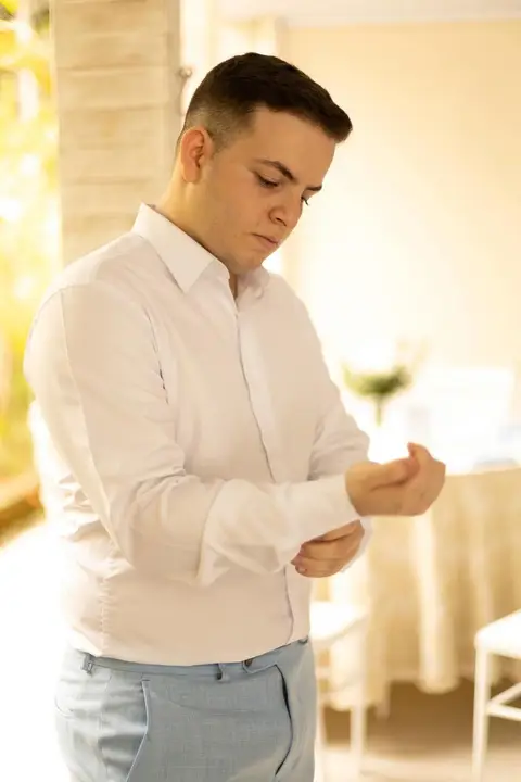 As melhores ideias e inspirações criativas de fotos de casamento registradas por fotógrafos profissionais de eventos da empresa Criativus Foto e Vídeo no Espaço Lindo Sítio & Eventos: Fotos do making of do noivo'