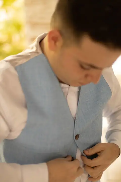 As melhores ideias e inspirações criativas de fotos de casamento registradas por fotógrafos profissionais de eventos da empresa Criativus Foto e Vídeo no Espaço Lindo Sítio & Eventos: Fotos do making of do noivo'