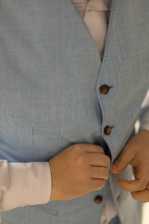 As melhores ideias e inspirações criativas de fotos de casamento registradas por fotógrafos profissionais de eventos da empresa Criativus Foto e Vídeo no Espaço Lindo Sítio & Eventos: Fotos do making of do noivo'