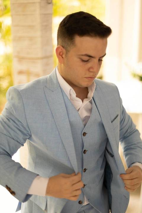 As melhores ideias e inspirações criativas de fotos de casamento registradas por fotógrafos profissionais de eventos da empresa Criativus Foto e Vídeo no Espaço Lindo Sítio & Eventos: Fotos do making of do noivo'