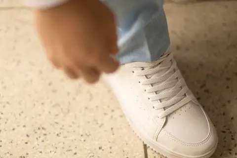 As melhores ideias e inspirações criativas de fotos de casamento registradas por fotógrafos profissionais de eventos da empresa Criativus Foto e Vídeo no Espaço Lindo Sítio & Eventos: Fotos do making of do noivo'