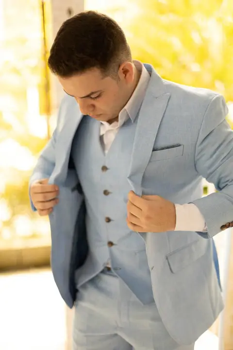 As melhores ideias e inspirações criativas de fotos de casamento registradas por fotógrafos profissionais de eventos da empresa Criativus Foto e Vídeo no Espaço Lindo Sítio & Eventos: Fotos do making of do noivo'