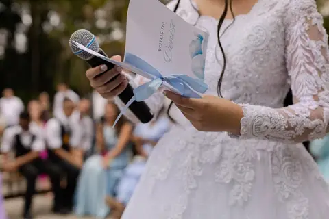 As melhores ideias e inspirações criativas de fotos de casamento registradas por fotógrafos profissionais de eventos da empresa Criativus Foto e Vídeo no Espaço Lindo Sítio & Eventos: Fotos do momento da cerimônia'