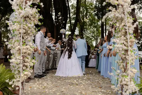 As melhores ideias e inspirações criativas de fotos de casamento registradas por fotógrafos profissionais de eventos da empresa Criativus Foto e Vídeo no Espaço Lindo Sítio & Eventos: Fotos do momento da cerimônia'