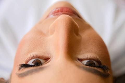 As melhores ideias e inspirações criativas de fotos de casamento registradas por fotógrafos profissionais de eventos da empresa Criativus Foto e Vídeo no Espaço Sem Igual Eventos: Fotos do Making of da Noiva'