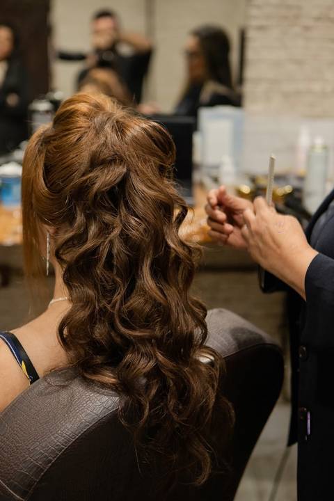 As melhores ideias e inspirações criativas de fotos de casamento registradas por fotógrafos profissionais de eventos da empresa Criativus Foto e Vídeo no Espaço Sem Igual Eventos: Fotos do Making of da Noiva'