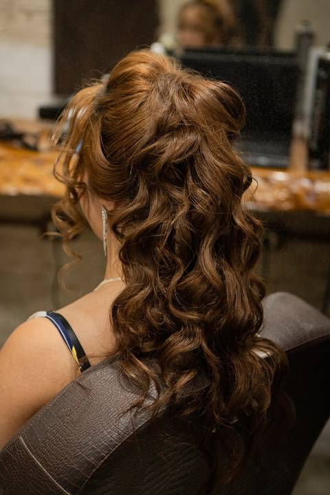 As melhores ideias e inspirações criativas de fotos de casamento registradas por fotógrafos profissionais de eventos da empresa Criativus Foto e Vídeo no Espaço Sem Igual Eventos: Fotos do Making of da Noiva'