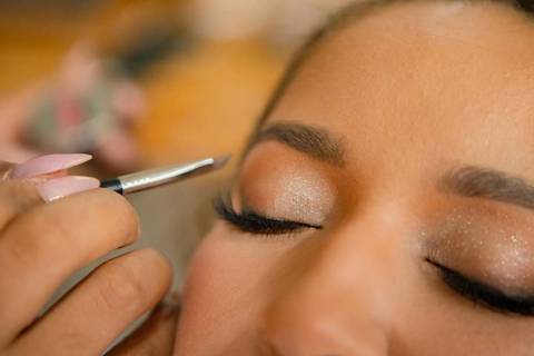 As melhores ideias e inspirações criativas de fotos de casamento registradas por fotógrafos profissionais de eventos da empresa Criativus Foto e Vídeo no Espaço Sem Igual Eventos: Fotos do Making of da Noiva'