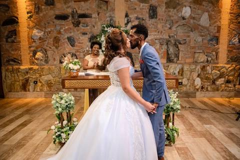 As melhores ideias e inspirações criativas de fotos de casamento registradas por fotógrafos profissionais de eventos da empresa Criativus Foto e Vídeo no Espaço Sem Igual Eventos: Fotos do momento da cerimônia'