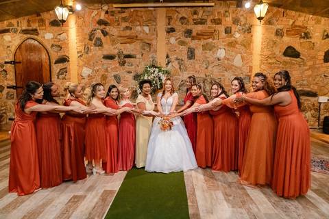 As melhores ideias e inspirações criativas de fotos de casamento registradas por fotógrafos profissionais de eventos da empresa Criativus Foto e Vídeo no Espaço Sem Igual Eventos: Fotos protocolares da noiva com as madrinhas'