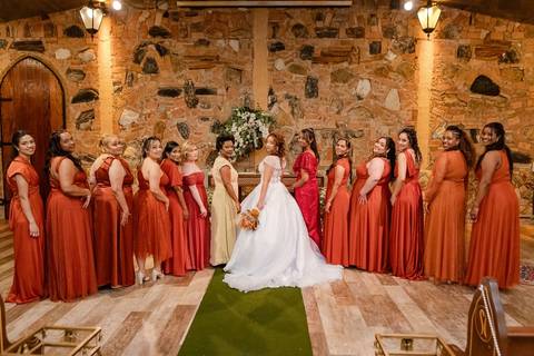 As melhores ideias e inspirações criativas de fotos de casamento registradas por fotógrafos profissionais de eventos da empresa Criativus Foto e Vídeo no Espaço Sem Igual Eventos: Fotos protocolares da noiva com as madrinhas'