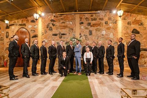 As melhores ideias e inspirações criativas de fotos de casamento registradas por fotógrafos profissionais de eventos da empresa Criativus Foto e Vídeo no Espaço Sem Igual Eventos: Fotos protocolares do noivo com os padrinhos'