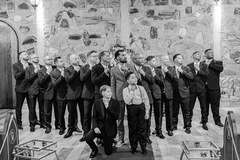 As melhores ideias e inspirações criativas de fotos de casamento registradas por fotógrafos profissionais de eventos da empresa Criativus Foto e Vídeo no Espaço Sem Igual Eventos: Fotos protocolares do noivo com os padrinhos'