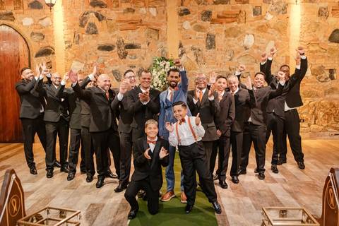 As melhores ideias e inspirações criativas de fotos de casamento registradas por fotógrafos profissionais de eventos da empresa Criativus Foto e Vídeo no Espaço Sem Igual Eventos: Fotos protocolares do noivo com os padrinhos'