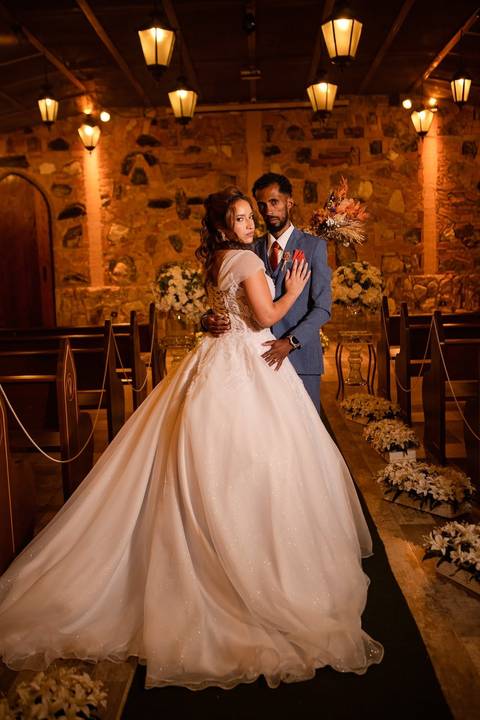 As melhores ideias e inspirações criativas de fotos de casamento registradas por fotógrafos profissionais de eventos da empresa Criativus Foto e Vídeo no Espaço Sem Igual Eventos: Fotos protocolares apenas dos noivos na cerimônia'