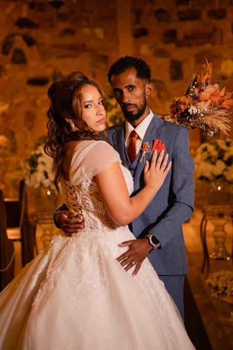 As melhores ideias e inspirações criativas de fotos de casamento registradas por fotógrafos profissionais de eventos da empresa Criativus Foto e Vídeo no Espaço Sem Igual Eventos: Fotos protocolares apenas dos noivos na cerimônia'