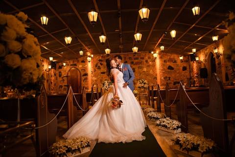 As melhores ideias e inspirações criativas de fotos de casamento registradas por fotógrafos profissionais de eventos da empresa Criativus Foto e Vídeo no Espaço Sem Igual Eventos: Fotos protocolares apenas dos noivos na cerimônia'