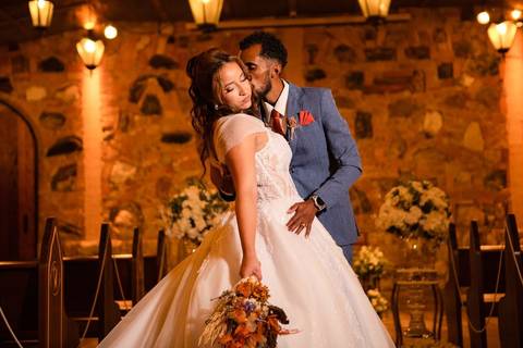 As melhores ideias e inspirações criativas de fotos de casamento registradas por fotógrafos profissionais de eventos da empresa Criativus Foto e Vídeo no Espaço Sem Igual Eventos: Fotos protocolares apenas dos noivos na cerimônia'