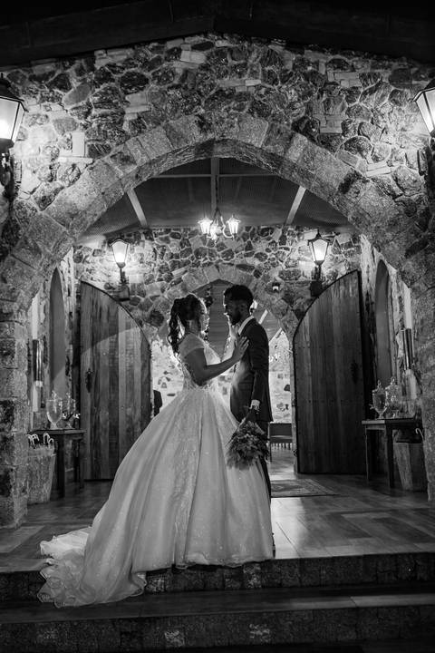 As melhores ideias e inspirações criativas de fotos de casamento registradas por fotógrafos profissionais de eventos da empresa Criativus Foto e Vídeo no Espaço Sem Igual Eventos: Fotos protocolares apenas dos noivos na cerimônia'