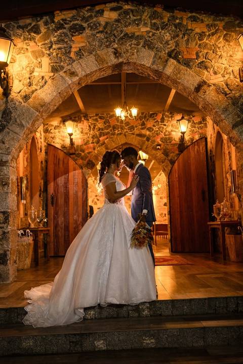 As melhores ideias e inspirações criativas de fotos de casamento registradas por fotógrafos profissionais de eventos da empresa Criativus Foto e Vídeo no Espaço Sem Igual Eventos: Fotos protocolares apenas dos noivos na cerimônia'