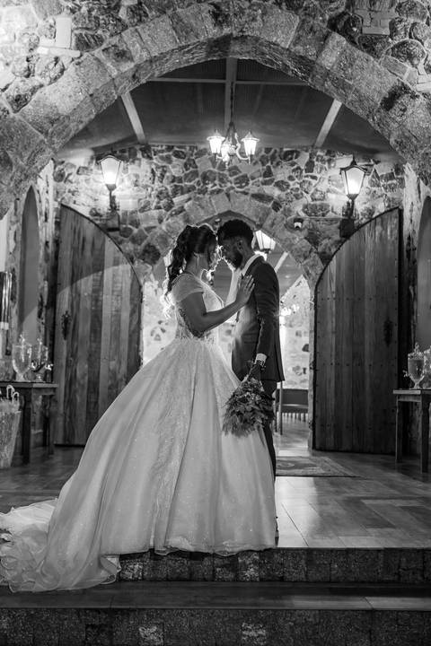 As melhores ideias e inspirações criativas de fotos de casamento registradas por fotógrafos profissionais de eventos da empresa Criativus Foto e Vídeo no Espaço Sem Igual Eventos: Fotos protocolares apenas dos noivos na cerimônia'