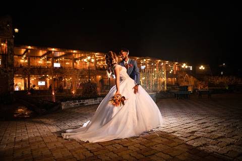 As melhores ideias e inspirações criativas de fotos de casamento registradas por fotógrafos profissionais de eventos da empresa Criativus Foto e Vídeo no Espaço Sem Igual Eventos: Fotos protocolares apenas dos noivos '