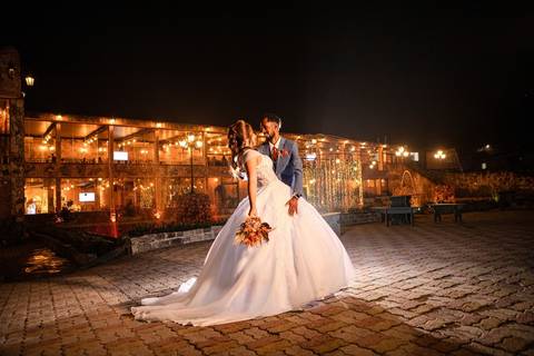 As melhores ideias e inspirações criativas de fotos de casamento registradas por fotógrafos profissionais de eventos da empresa Criativus Foto e Vídeo no Espaço Sem Igual Eventos: Fotos protocolares apenas dos noivos '