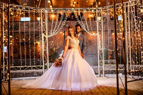 As melhores ideias e inspirações criativas de fotos de casamento registradas por fotógrafos profissionais de eventos da empresa Criativus Foto e Vídeo no Espaço Sem Igual Eventos: Fotos protocolares apenas dos noivos '