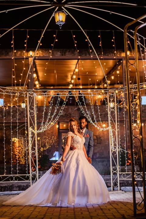 As melhores ideias e inspirações criativas de fotos de casamento registradas por fotógrafos profissionais de eventos da empresa Criativus Foto e Vídeo no Espaço Sem Igual Eventos: Fotos protocolares apenas dos noivos '