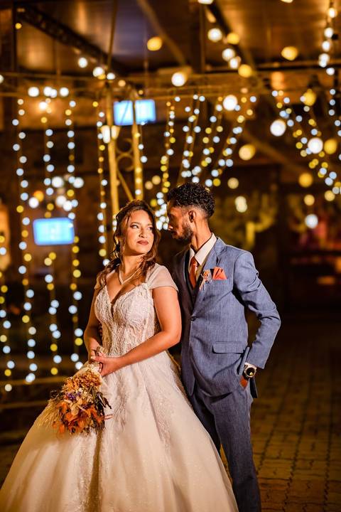 As melhores ideias e inspirações criativas de fotos de casamento registradas por fotógrafos profissionais de eventos da empresa Criativus Foto e Vídeo no Espaço Sem Igual Eventos: Fotos protocolares apenas dos noivos '