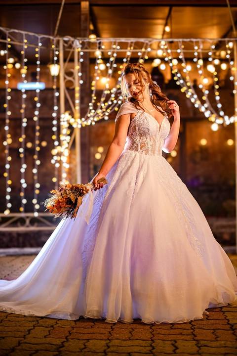 As melhores ideias e inspirações criativas de fotos de casamento registradas por fotógrafos profissionais de eventos da empresa Criativus Foto e Vídeo no Espaço Sem Igual Eventos: Fotos da noiva'