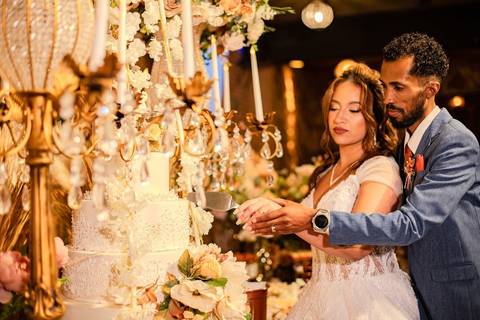 As melhores ideias e inspirações criativas de fotos de casamento registradas por fotógrafos profissionais de eventos da empresa Criativus Foto e Vídeo no Espaço Sem Igual Eventos: Fotos protocolares apenas dos noivos '