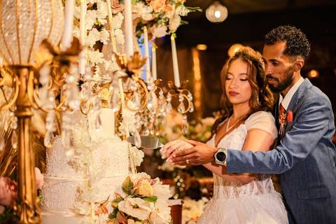 As melhores ideias e inspirações criativas de fotos de casamento registradas por fotógrafos profissionais de eventos da empresa Criativus Foto e Vídeo no Espaço Sem Igual Eventos: Fotos protocolares apenas dos noivos '