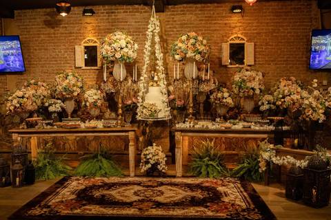 As melhores ideias e inspirações criativas de fotos de casamento registradas por fotógrafos profissionais de eventos da empresa Criativus Foto e Vídeo no Espaço Sem Igual Eventos: Fotos da mesa do bolo'