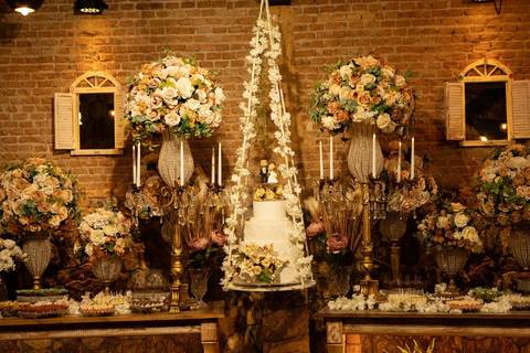 As melhores ideias e inspirações criativas de fotos de casamento registradas por fotógrafos profissionais de eventos da empresa Criativus Foto e Vídeo no Espaço Sem Igual Eventos: Fotos da mesa do bolo'