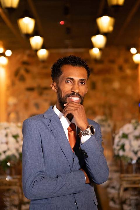 As melhores ideias e inspirações criativas de fotos de casamento registradas por fotógrafos profissionais de eventos da empresa Criativus Foto e Vídeo no Espaço Sem Igual Eventos: Fotos do Making of do Noivo'