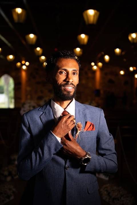 As melhores ideias e inspirações criativas de fotos de casamento registradas por fotógrafos profissionais de eventos da empresa Criativus Foto e Vídeo no Espaço Sem Igual Eventos: Fotos do Making of do Noivo'