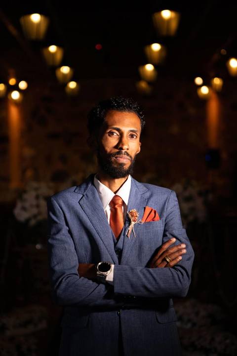 As melhores ideias e inspirações criativas de fotos de casamento registradas por fotógrafos profissionais de eventos da empresa Criativus Foto e Vídeo no Espaço Sem Igual Eventos: Fotos do Making of do Noivo'