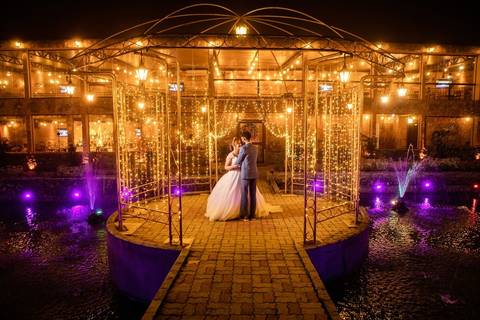 As melhores ideias e inspirações criativas de fotos de casamento registradas por fotógrafos profissionais de eventos da empresa Criativus Foto e Vídeo no Espaço Sem Igual Eventos: Fotos protocolares apenas dos noivos '